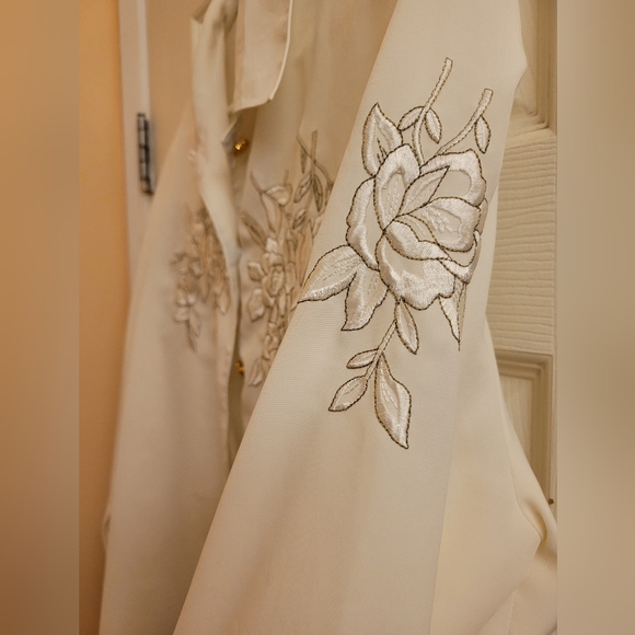 Vintage Tradition Floral Blouse - Picture 3 of 6